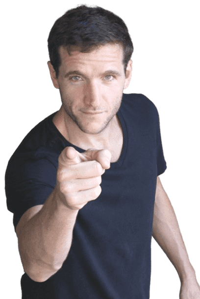 Marcos con brazos abiertos ofreciendo solución