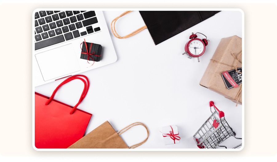Accessoires e-commerce, sacs d’achat et chariot miniature illustrant la recherche de produits gagnants à vendre en ligne