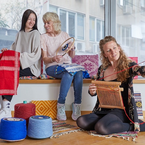 参与者正在制作邪眼护身符