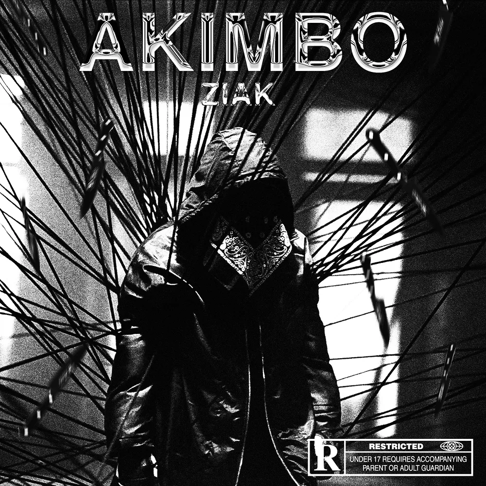 Pochette d’album en noir et blanc montrant une silhouette encapuchonnée portant un bandana sur le visage, entourée de nombreux couteaux pointés vers elle. Le titre “AKIMBO” apparaît en haut en lettres métalliques et “ZIAK” en dessous. Une étiquette “Restricted” figure en bas à droite. Atmosphère sombre et intense.