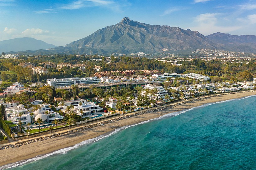 Experience Marbella's iconic lifestyle with the majestic Sierra Blanca mountains and the shimmering Mediterranean Sea as your backdrop. Explore luxury estates in Marbella, Nueva Andalucía, Puerto Banús, and La Quinta with Peter Jacobsen Premium Estates