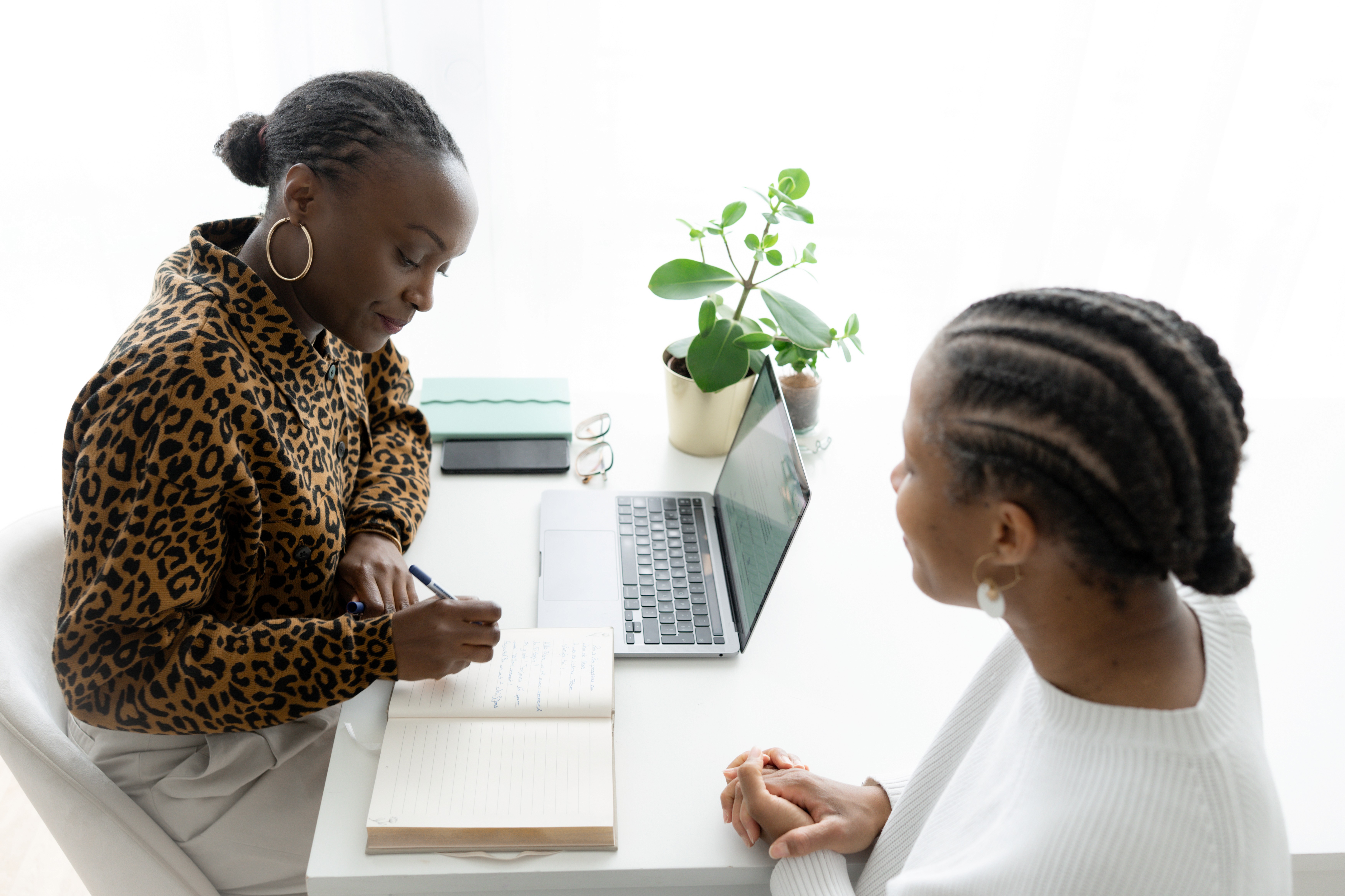 Illustration de la consultante de pas à pas en train de travailler sur un bilan de compétence en visio