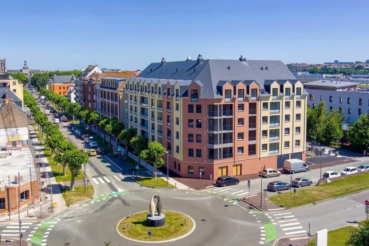 Vue aérienne d’un centre-ville historique et rond-point — Anteale | Yann Manac’h, photographe pro Lille Nord
