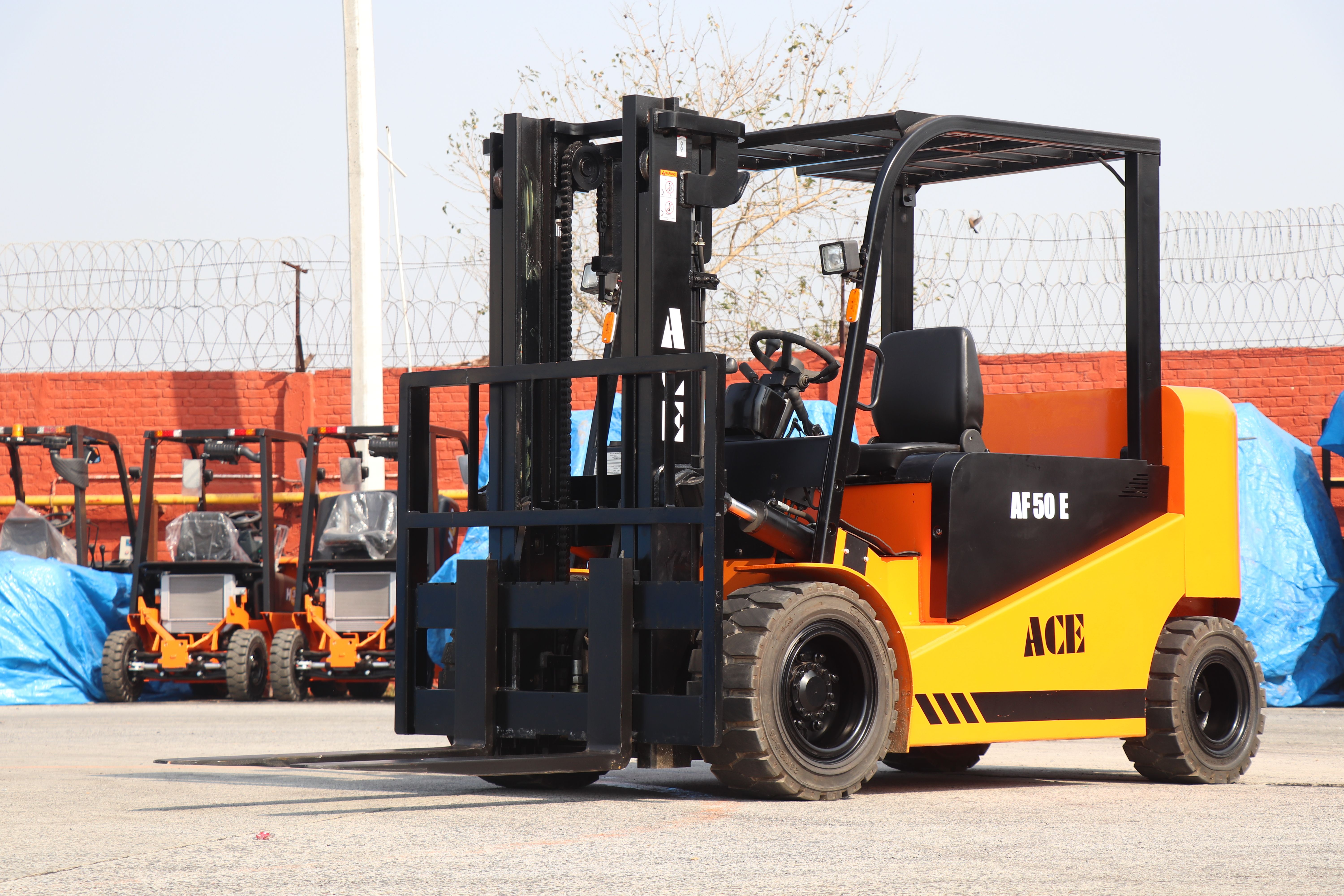 ace-af50e-electric-forklift-parked-in-a-sunny-warehouse-area. - action-construction-equipment-ltd.-ace (pexels)
