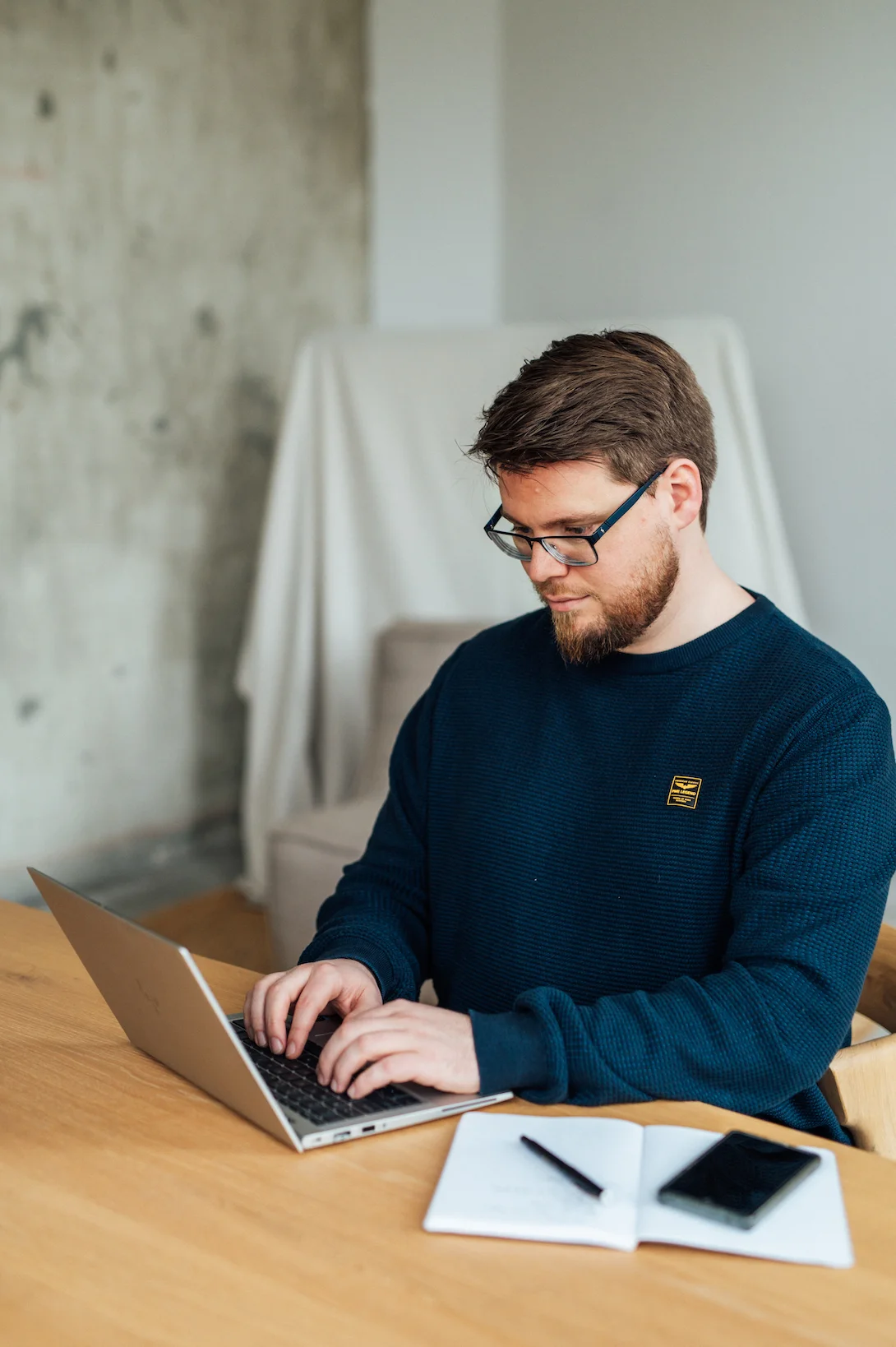 Bob werkend op een laptop