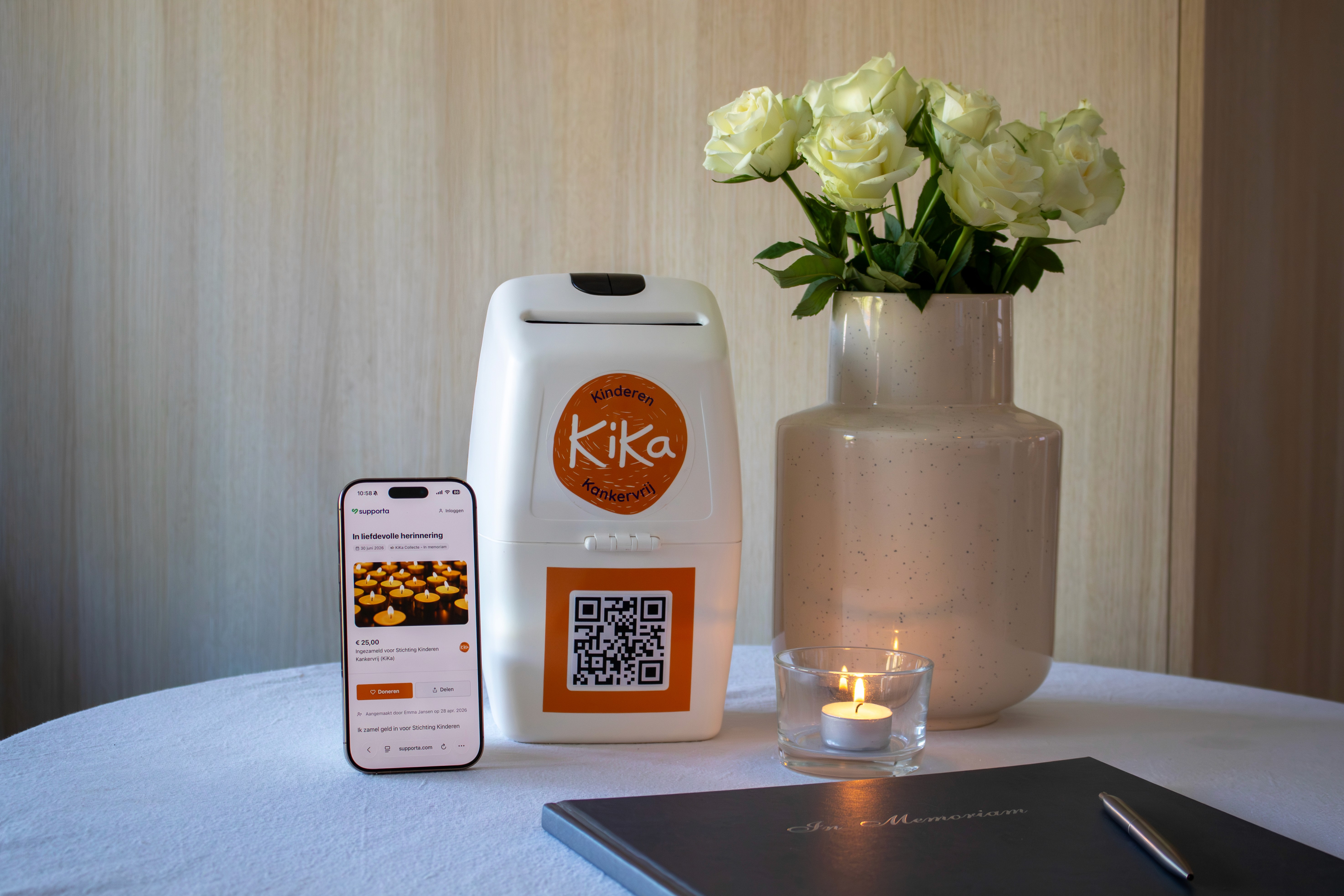 Hand die telefoon vasthoud waarop een KiKa Collecte sponsorpagina zichtbaar is