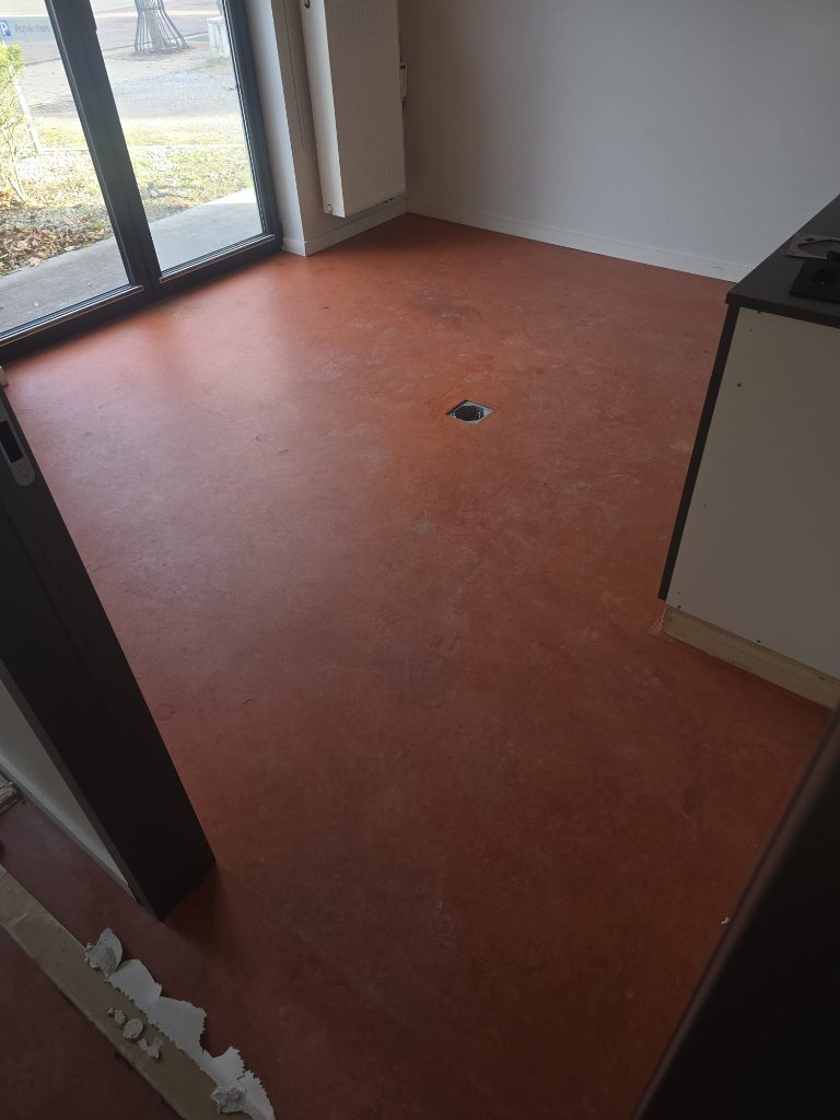 Voor en na laminaatvloer vervangen in leefruimte