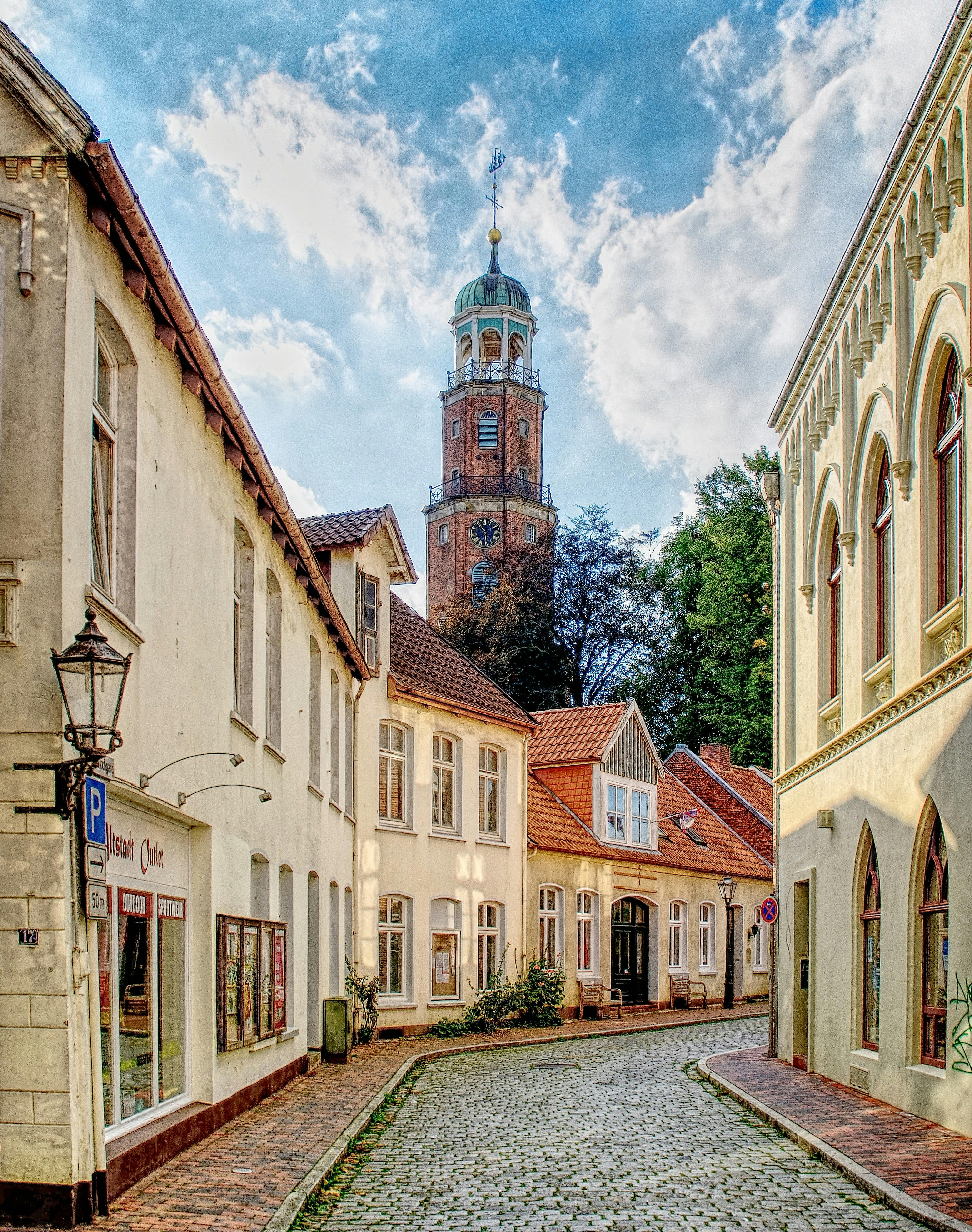 Moderne Photovoltaikanlage auf einem Hausdach unter klarem Himmel – nachhaltige Stromerzeugung mit 30 Jahren Garantie auf Glas-Glas-Module.
