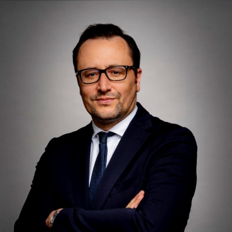 man wearing black notched lapel suit jacket in focus photography