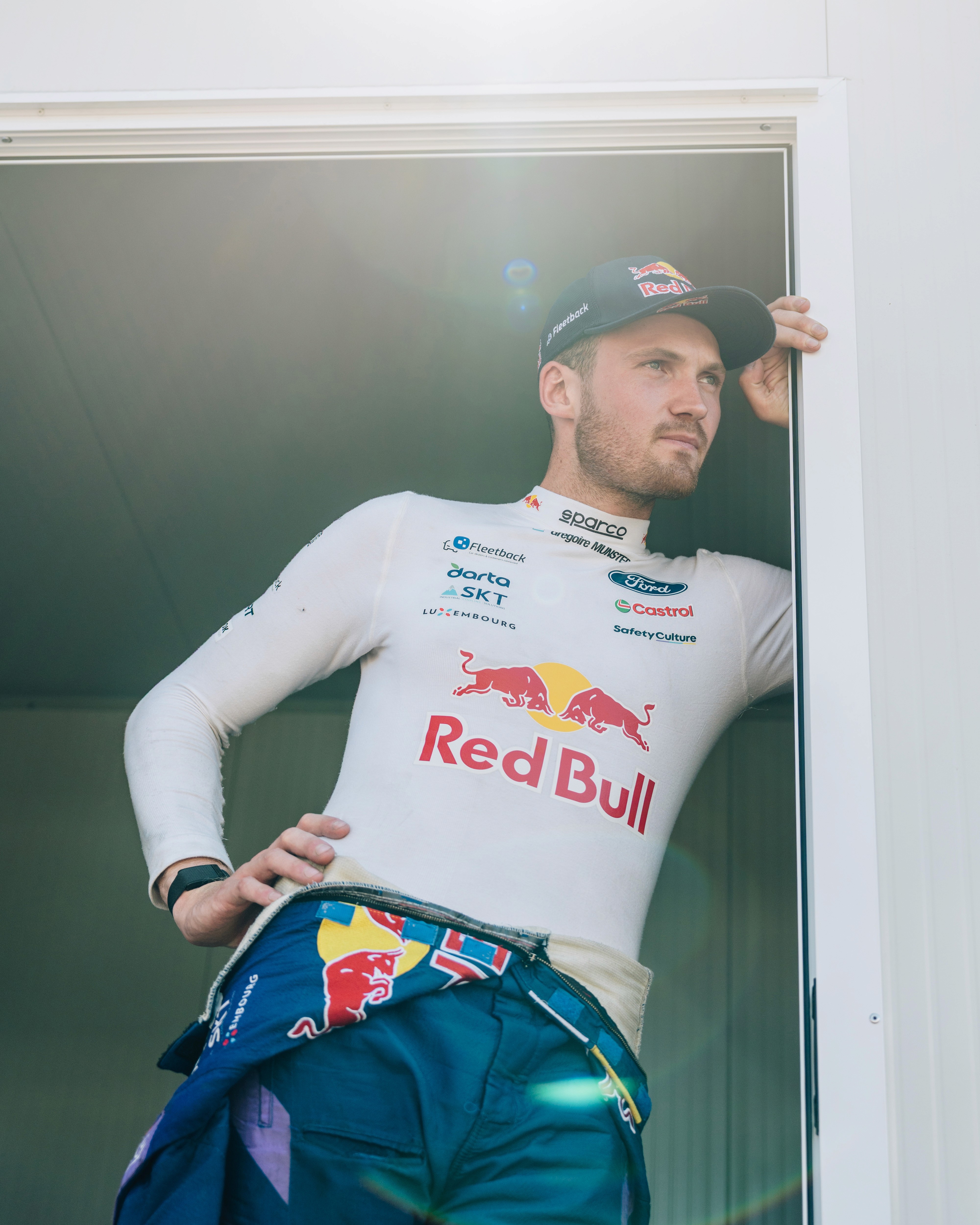 Render vista tre quarti frontale di Kia EV6 in ambiente architettonico moderno e minimalista in stile advertising.