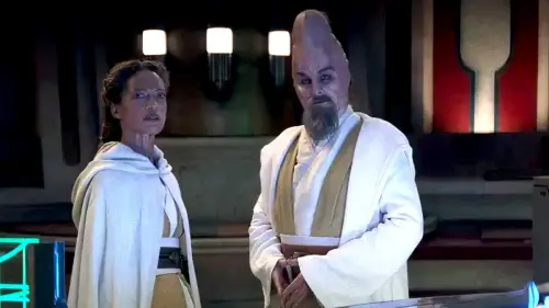 Two Jediin white and gold robes standing next to each other - the Jedi on the right has a large head and is Ki-Adi-Mundi