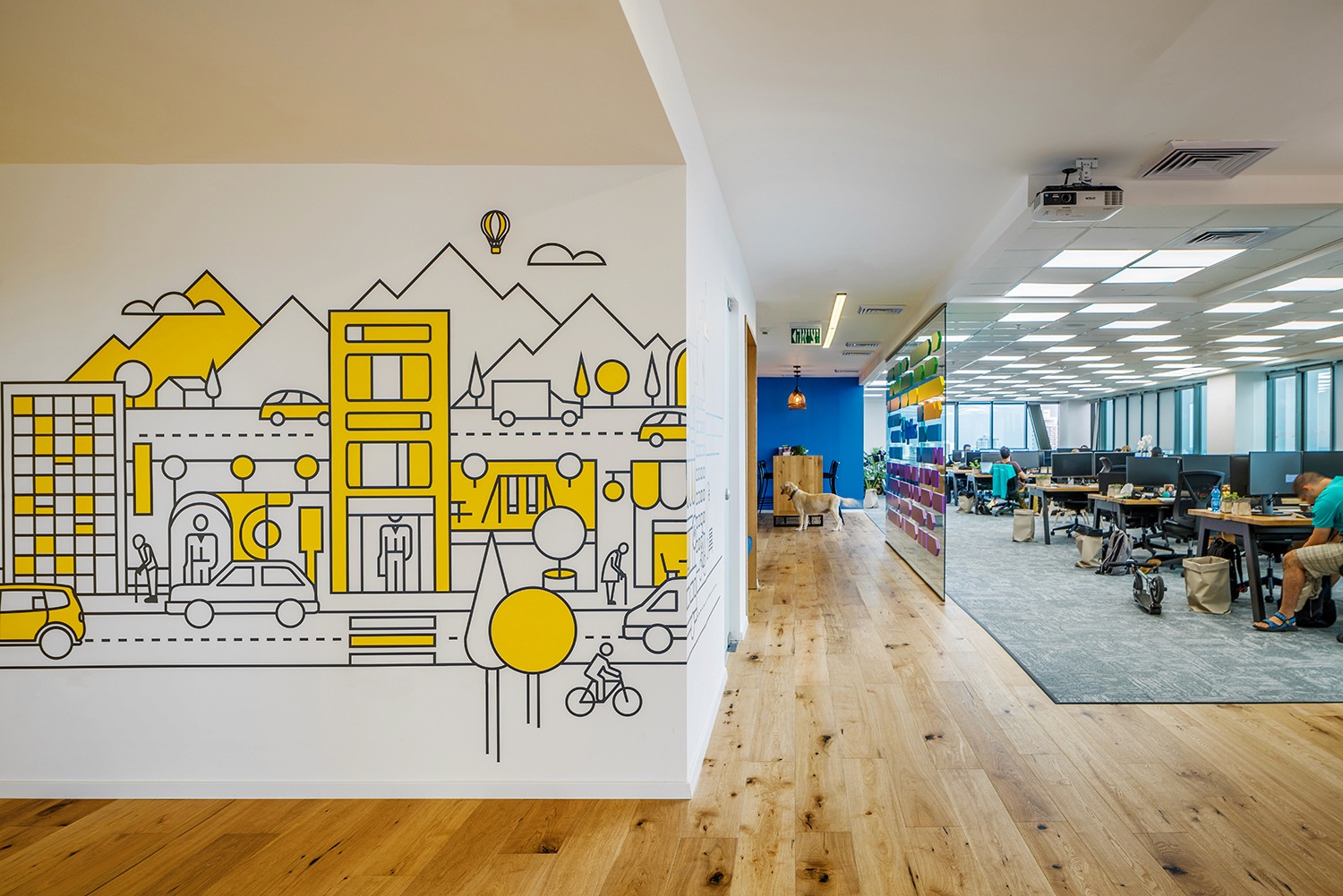 תכנון וייצור מטבח משרדי עם אי מרכזי מעוגל – עבודת נגרות מורכבת בחיתוך CNC להתאמה מושלמת לחלל