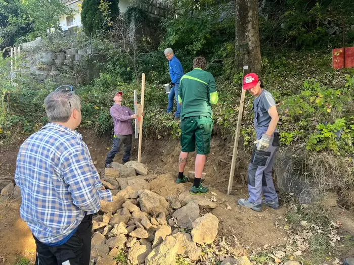 Sanierung einer trockengemauerten Stützmauer aus unbehauenem Granit