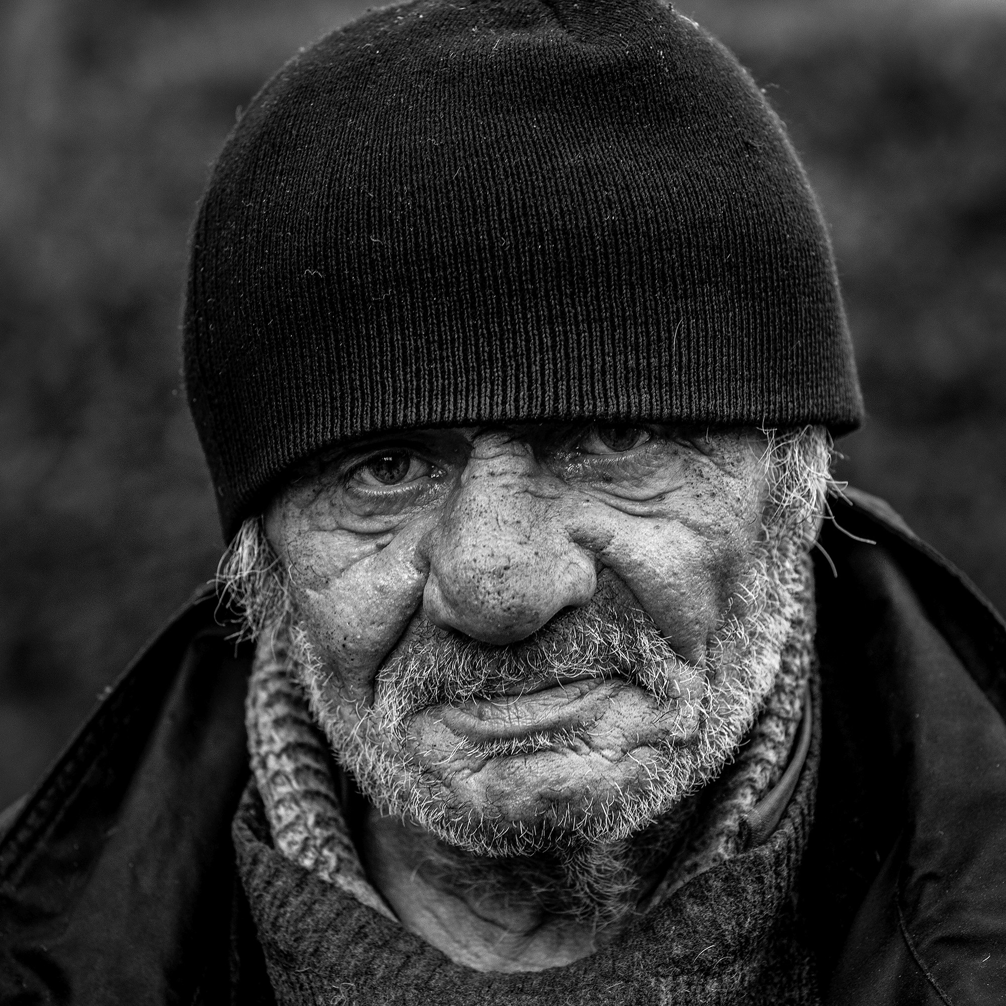 Frederic Bourcier, photographe documentaire, réalise des portraits d’un sans domicile fixe qui vient régulièrement lui rendre visite à son atelier. A travers ces photos, on peut voir les saisons , son humeur et surtout son état de fatigue.