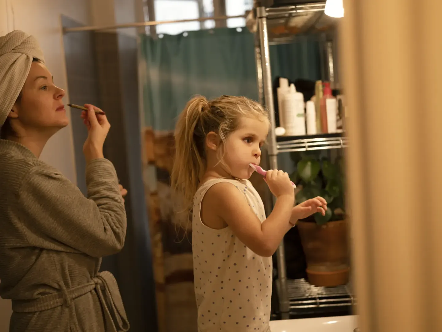 Madre e hija cuidando su salud bucodental e higiene infantil. Contrata el Seguro Dental Allianz en la agencia AMB Seguros de Murcia para acceder a odontopediatría sin listas de espera.