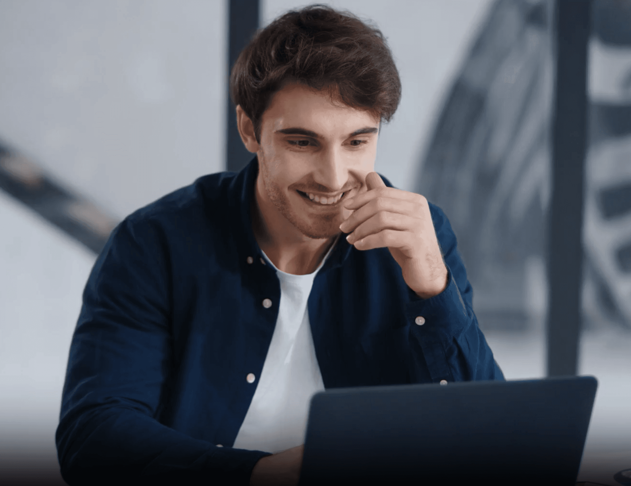 Homme heureux devant son ordinateur