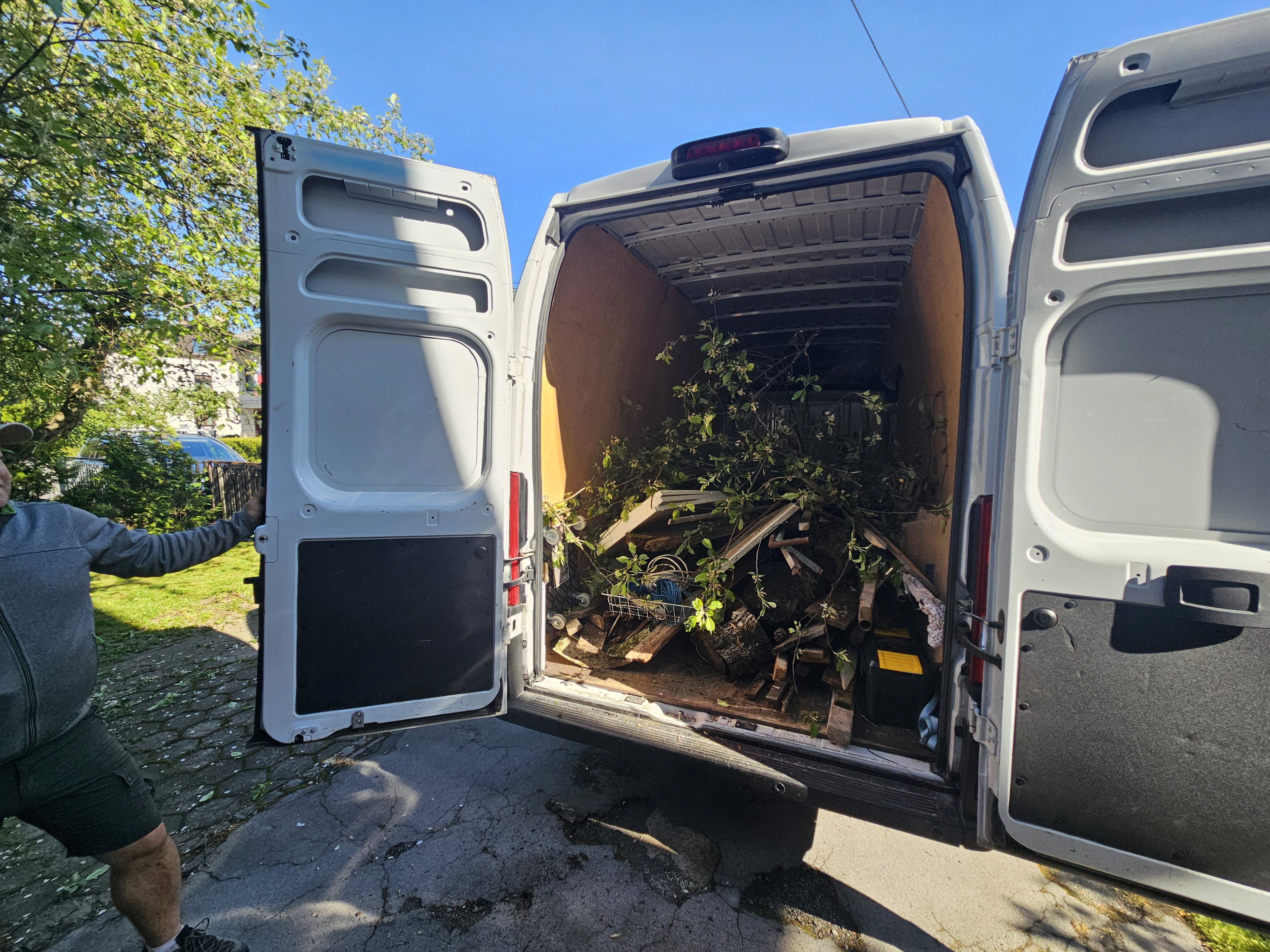 Praznjenje hiše in okolice z odvozom starega pohištva in bele tehnike