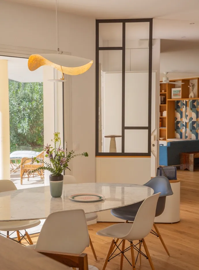 Lederam Manta de Catellani & Smith en escena de cocina informal, luminosa y luz atomosférica de la luminaria | ábc concept