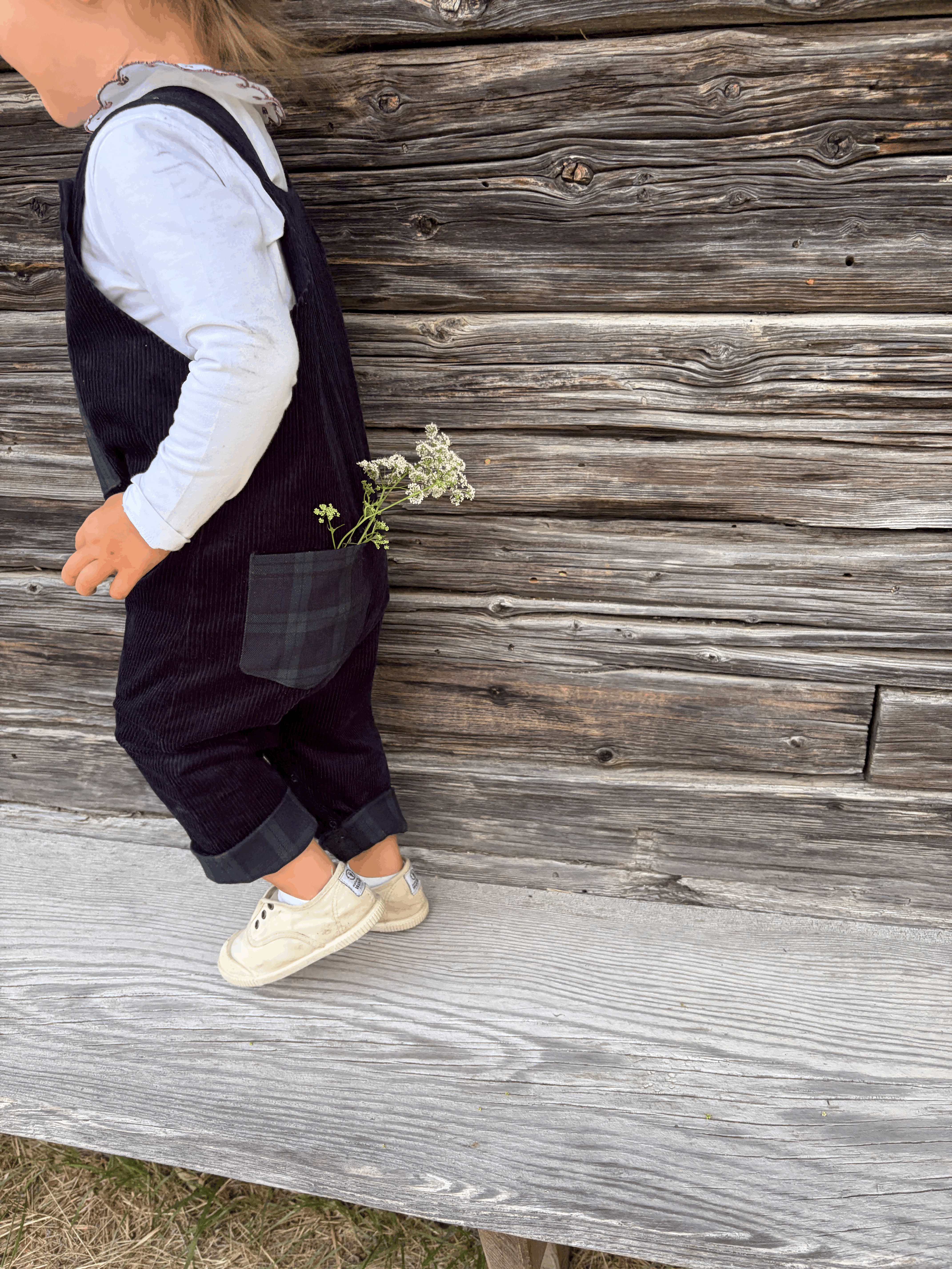 Bambina tra l’erba