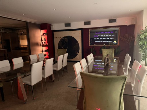 Sala interior con Karaoke