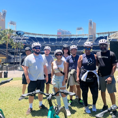 A vendégek megállnak a Gallagher téren.