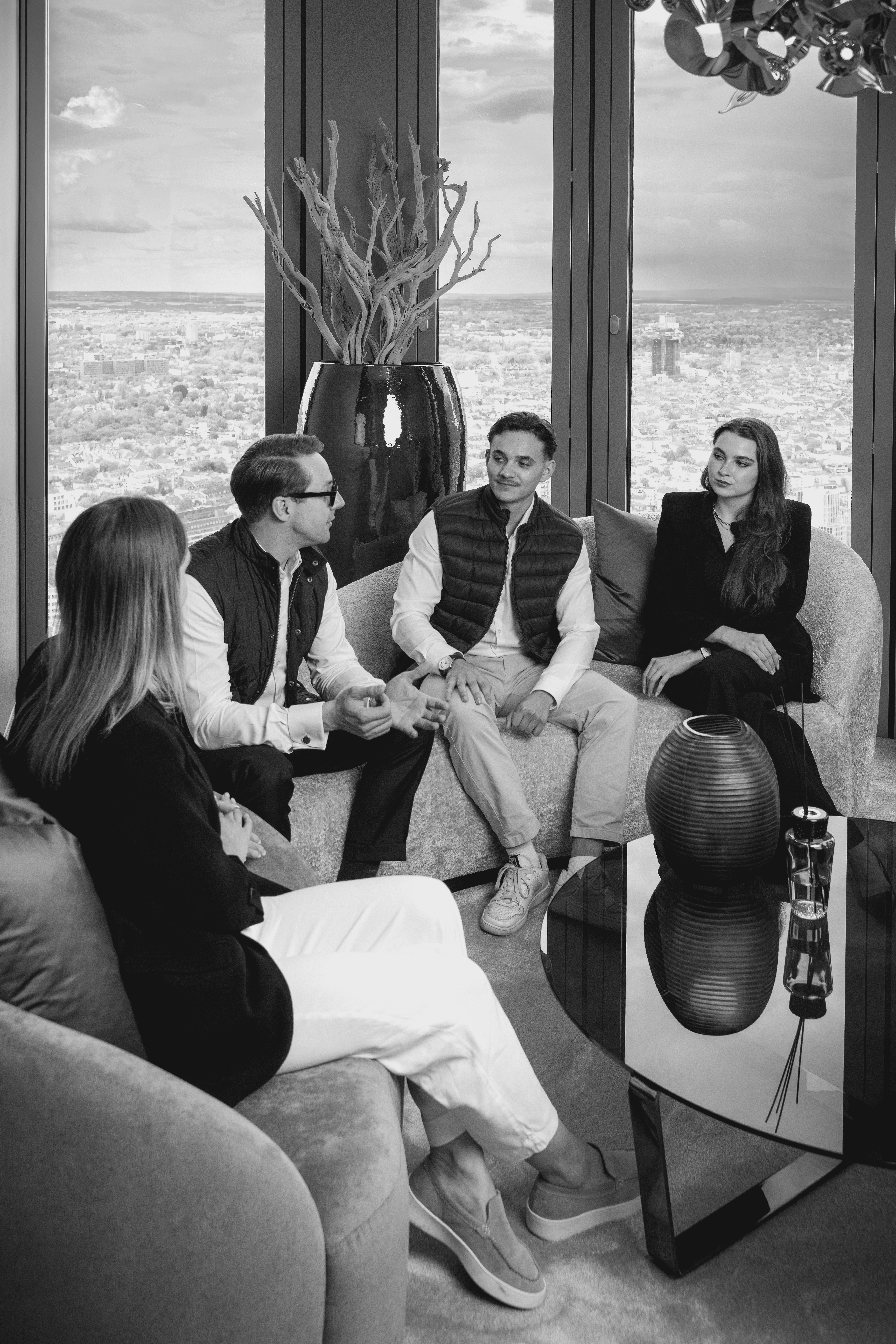 Misbah Rahman, Gründer und Geschäftsinhaber der Marketing-Agentur Marah-Solutions, in seinem Büro im Hauptsitz in Frankfurt am Main. Marah-Solutions unterstützt Unternehmen aus der Immobilien- und Handwerksbranche im DACH-Raum bei Skalierung, Mitarbeitergewinnung und Neukundengewinnung.