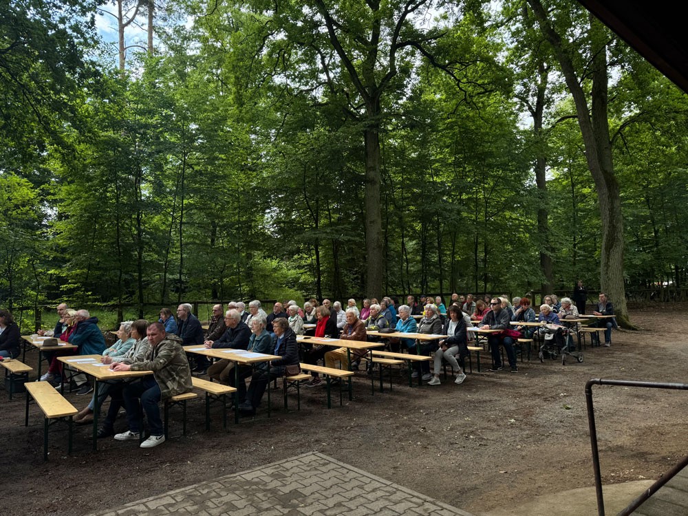 Menschen auf Bänken auf dem CDU Waldfest 2025