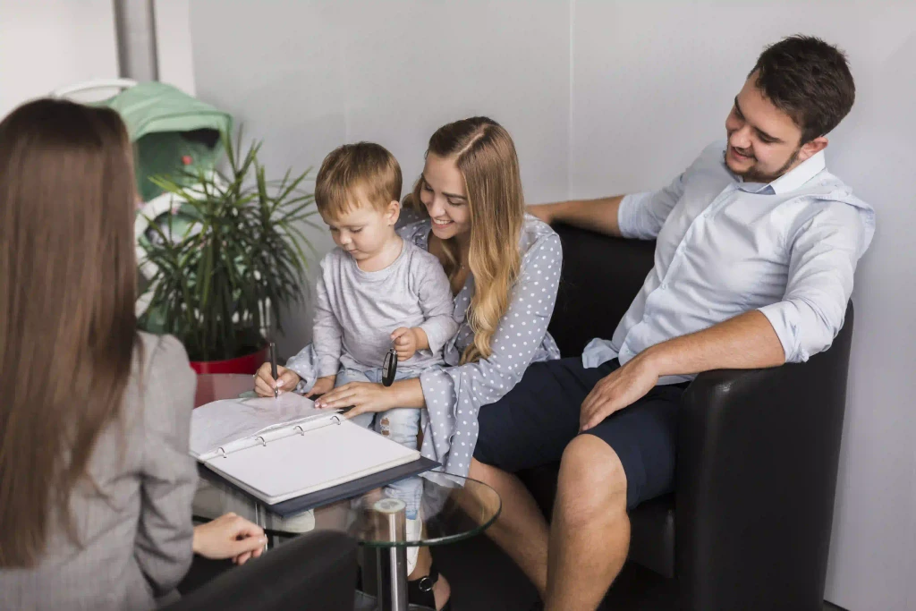 Çocuk psikoloğu desteğinde aile ile yapılan danışmanlık görüşmesi