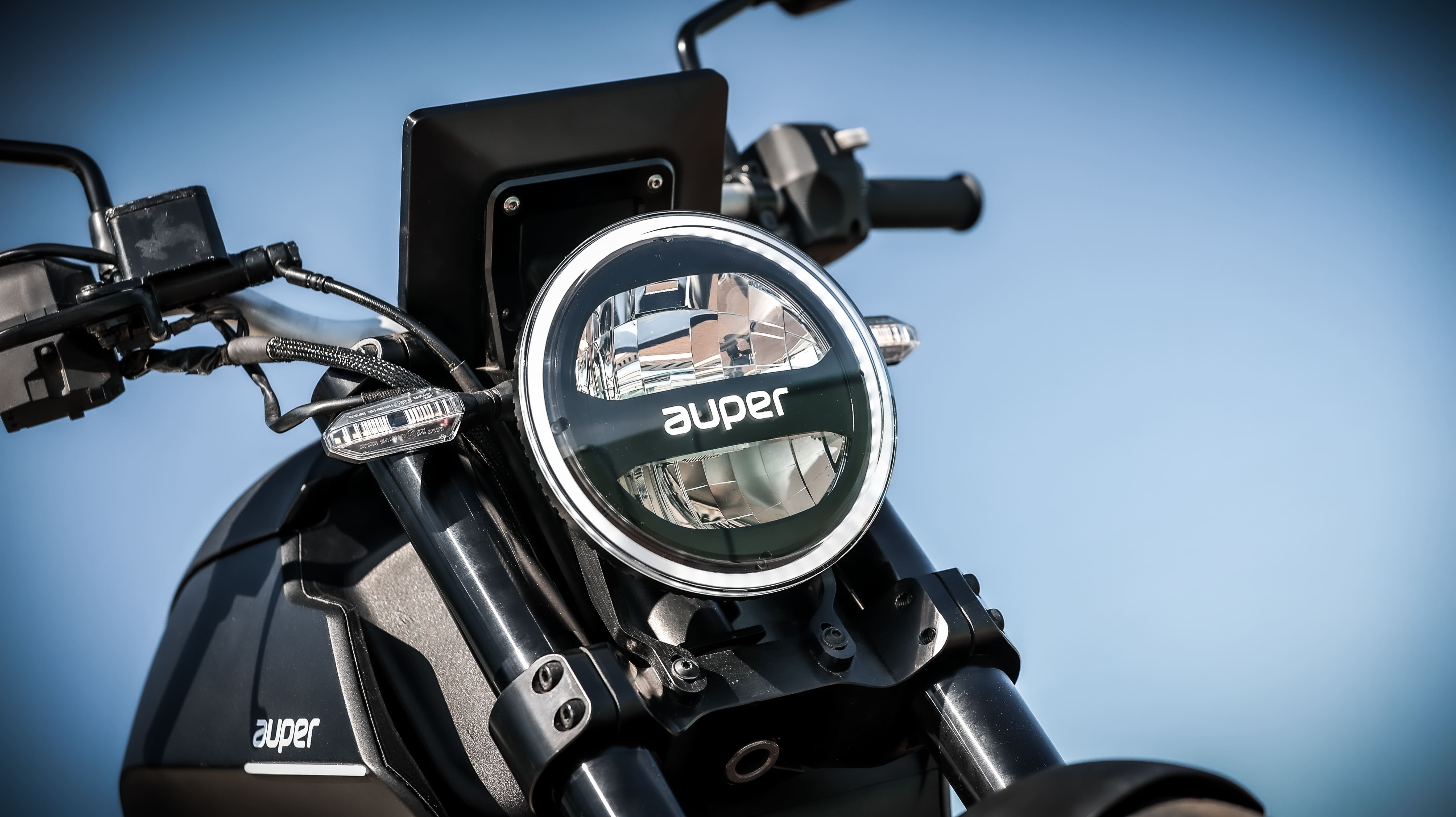 Close farol moto preta