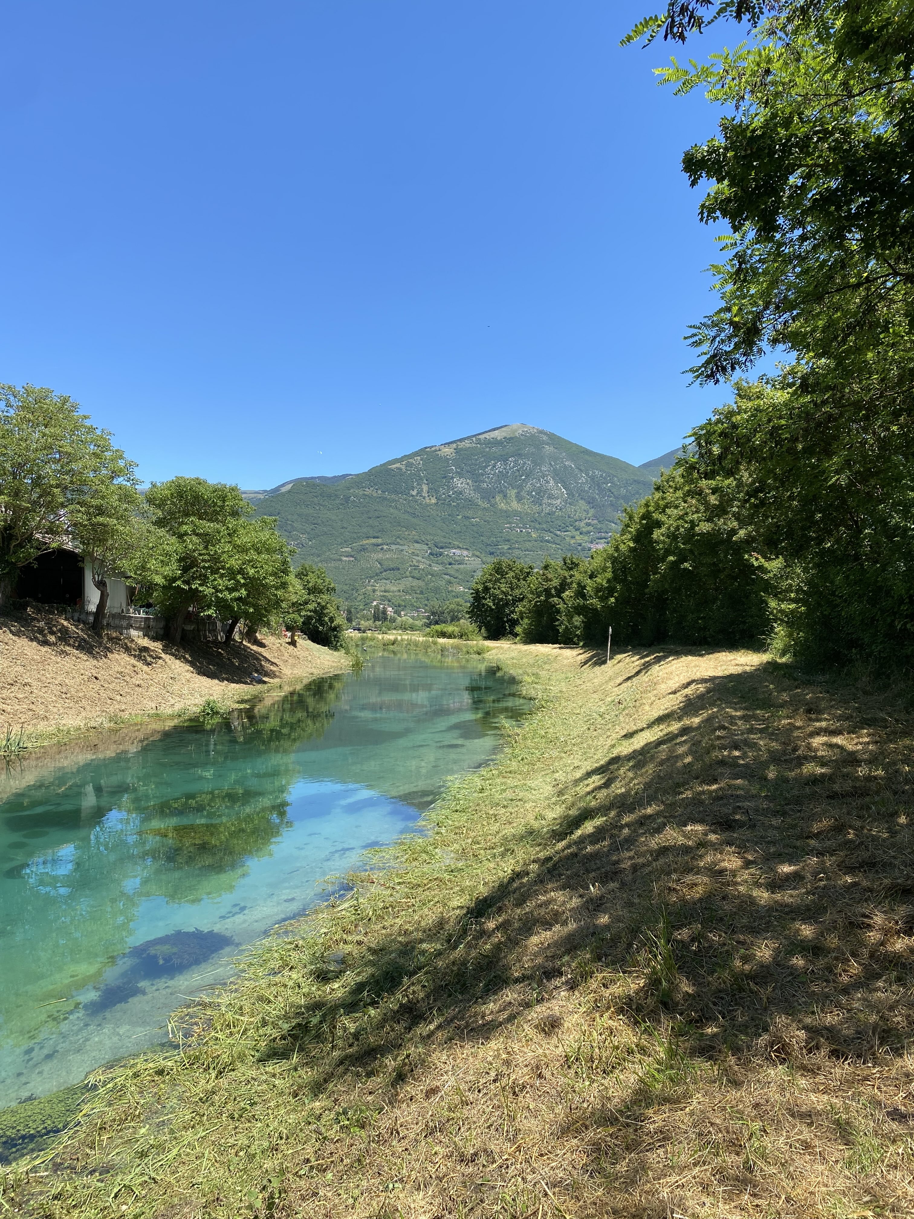 Experience fly fishing on the Santa Susanna chalk stream in Lazio. Fish for trout near Rome while indulging in excellent food and wine. Learn dry fly fishing, streamer fishing, and nymph fishing from expert guides. Ideal for a perfect Italian getaway.