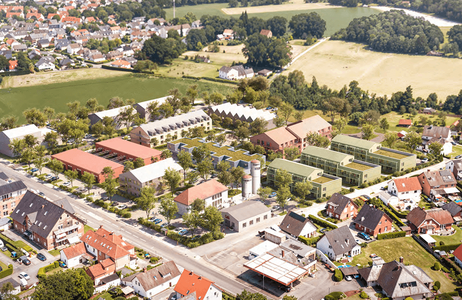 Isometrische Zeichnung eines Bauprojekts mit mehreren Gebäuden und markierten Strukturen in Rot