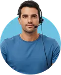 Homem de camiseta azul responsável pelo atendimento da Stric
