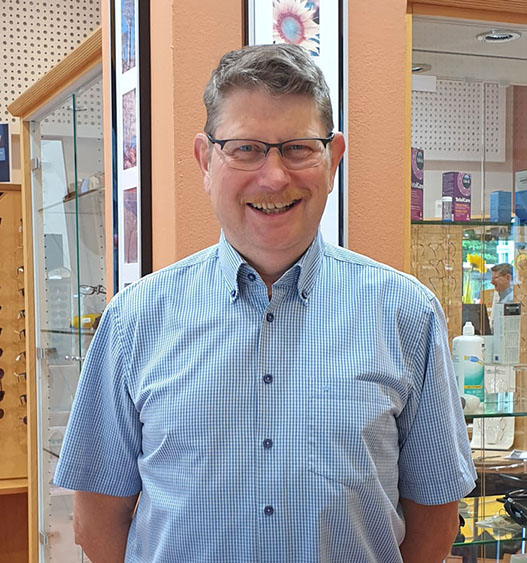 Heinrich Weber, Augenoptikmeister bei Optic Augenblick, Experte für präzise Sehanalyse und individuelle Brillenanpassung