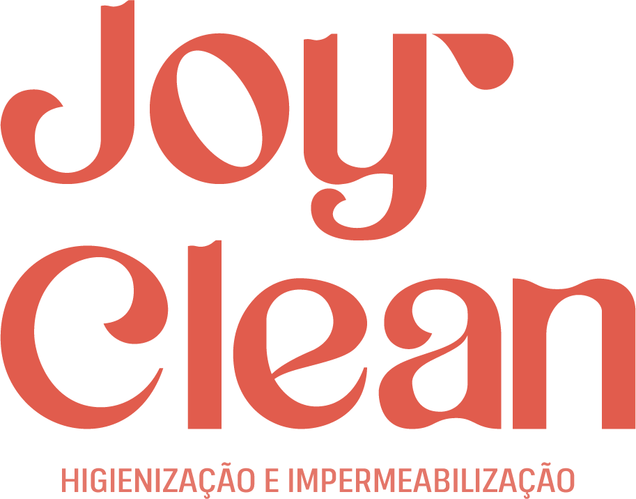 Variação vertical do logotipo Joy Clean na cor laranja sobre fundo branco, com a frase 'HIGIENIZAÇÃO E IMPERMEABILIZAÇÃO' centralizada na parte inferior.
