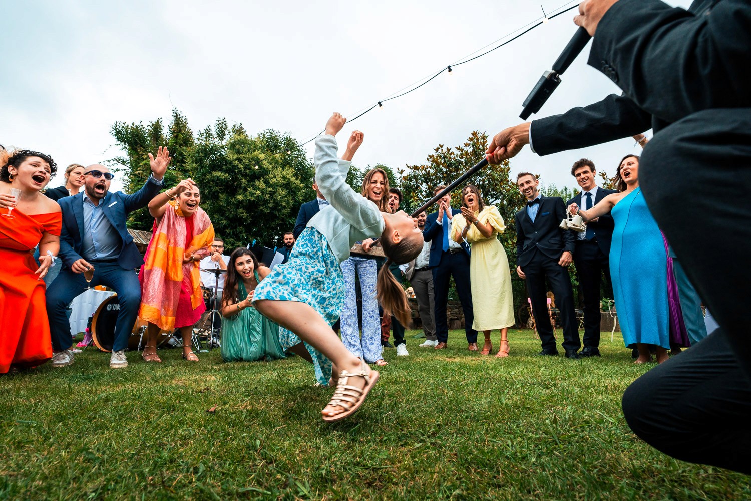 une petite fille fait le show en limbo lors d'un cocktail de mariage dans les landes