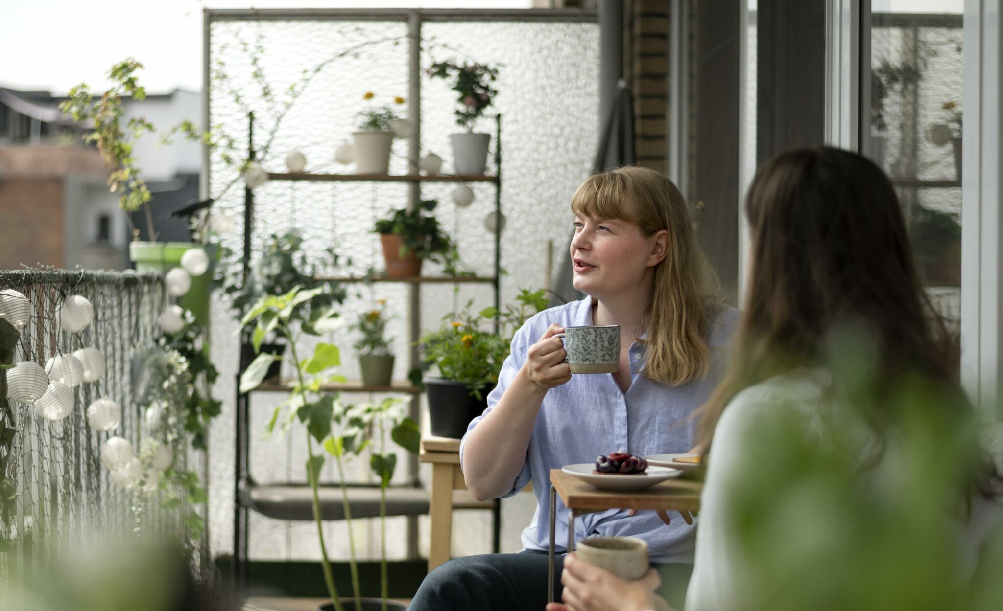 Vrouw die wordt geïnterviewd