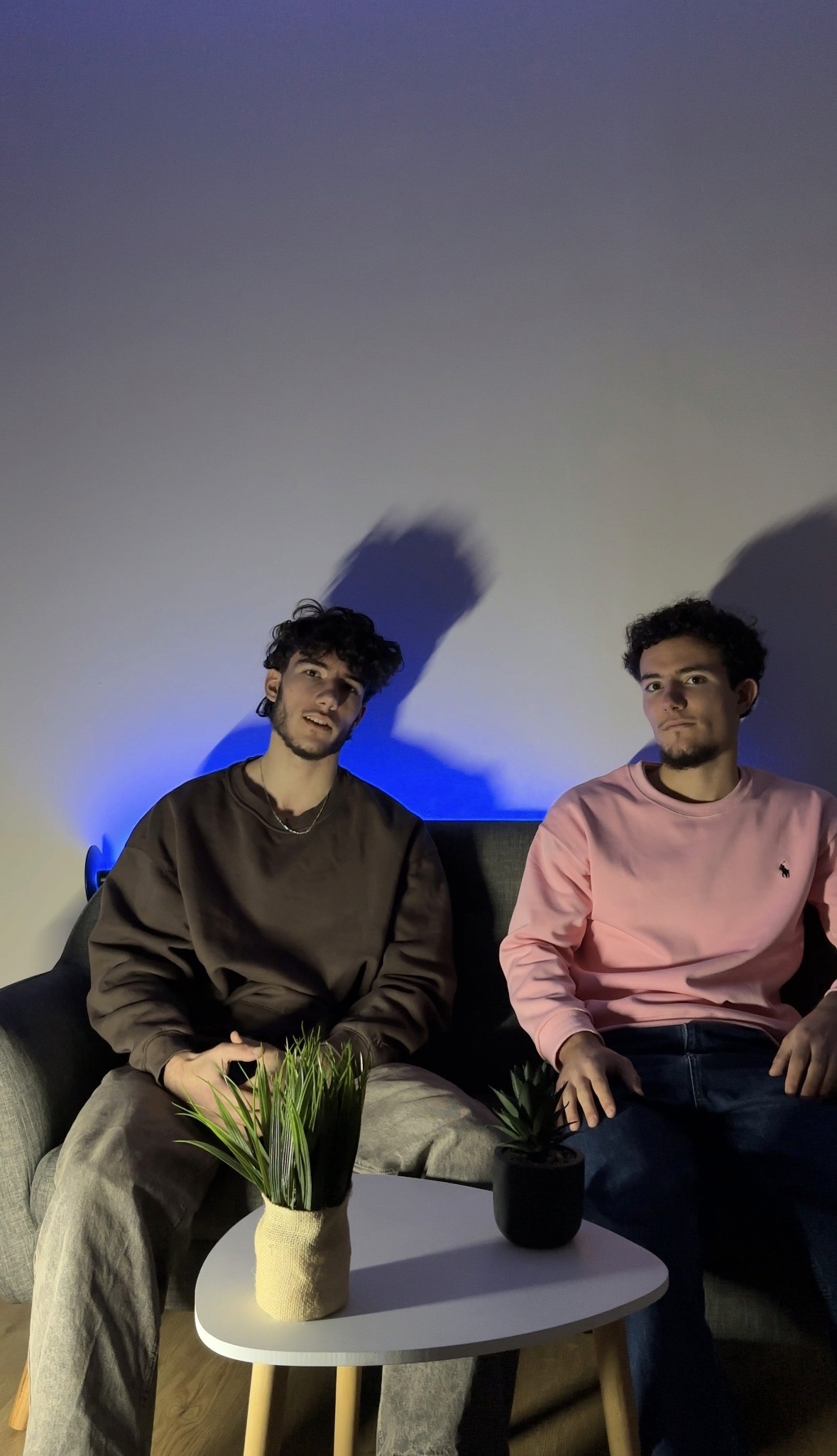 2 frères qui regardent la caméra