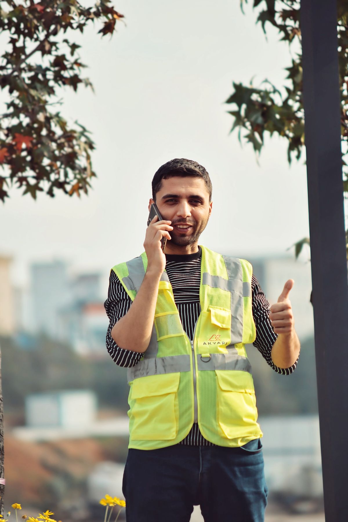 Électricien remplissant sa fiche d'intervention sur tablette directement sur le chantier