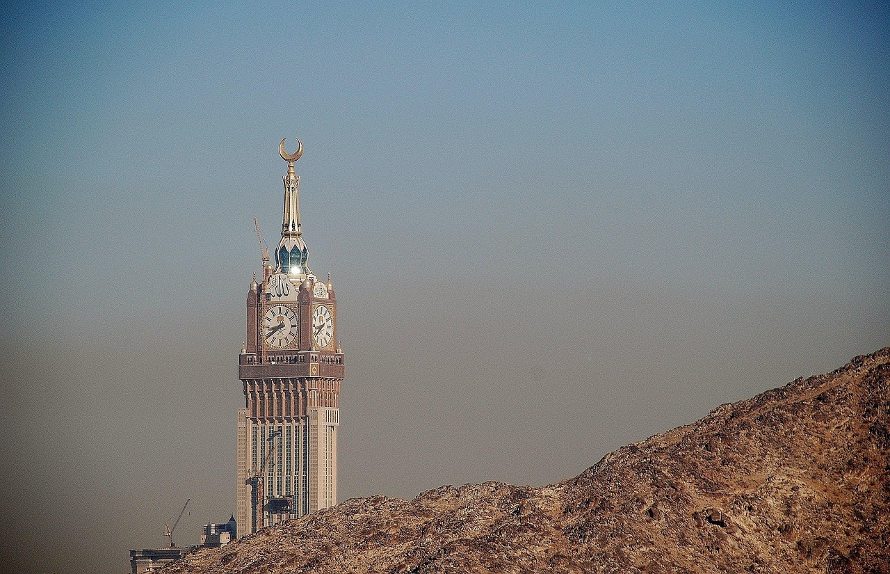 Luchtfoto van de Mekka Clocktower die uitkijkt over de stad en het gebied rondom Masjid al-Haram