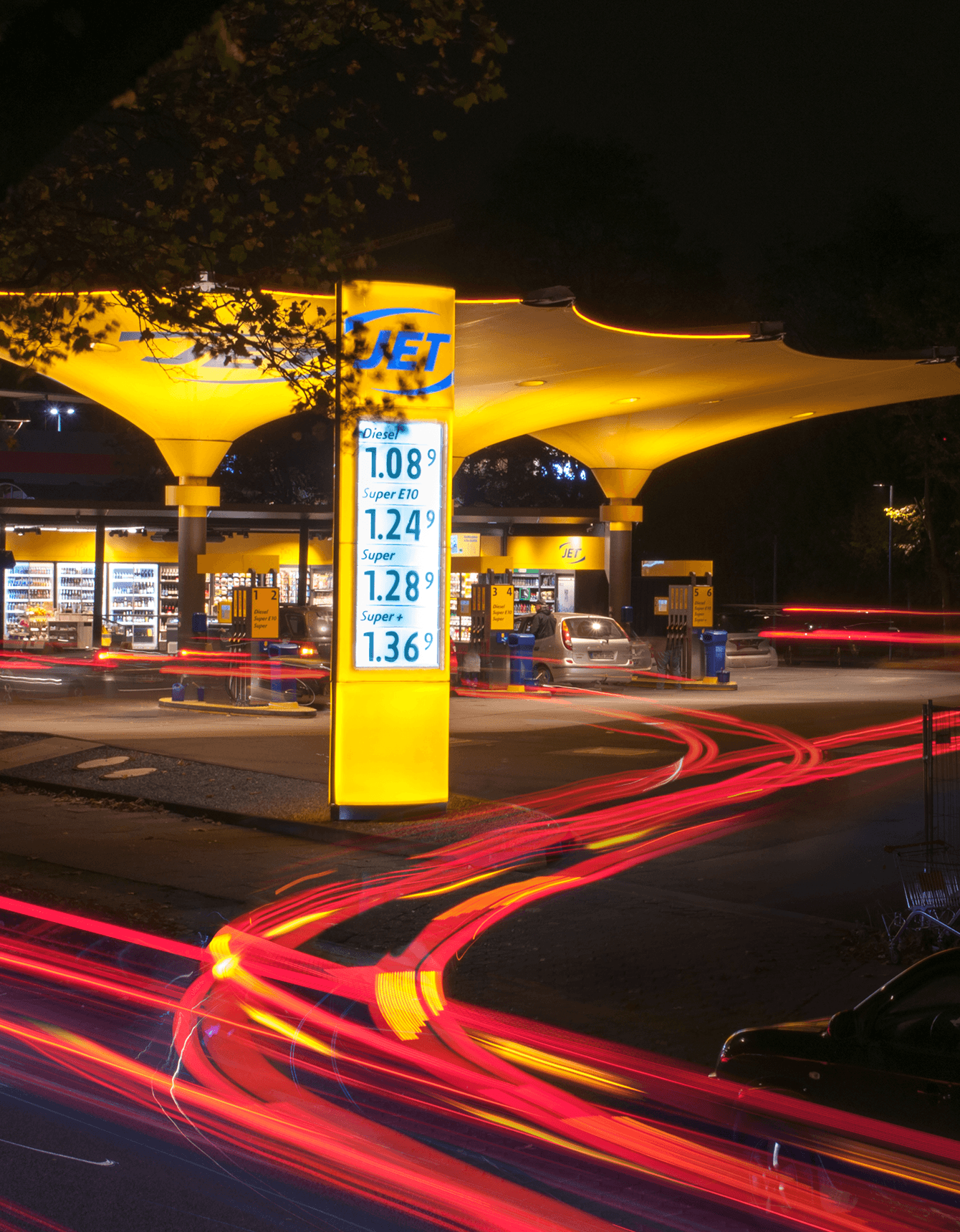 Nachtaufnahme des ersten tegut… teo in Fulda, warm beleuchtet und mit einer Schlange wartender Kund:innen vor dem Eingang.