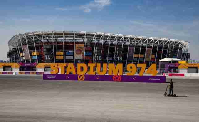 stadium 974 estadio con contenedores maritimos
