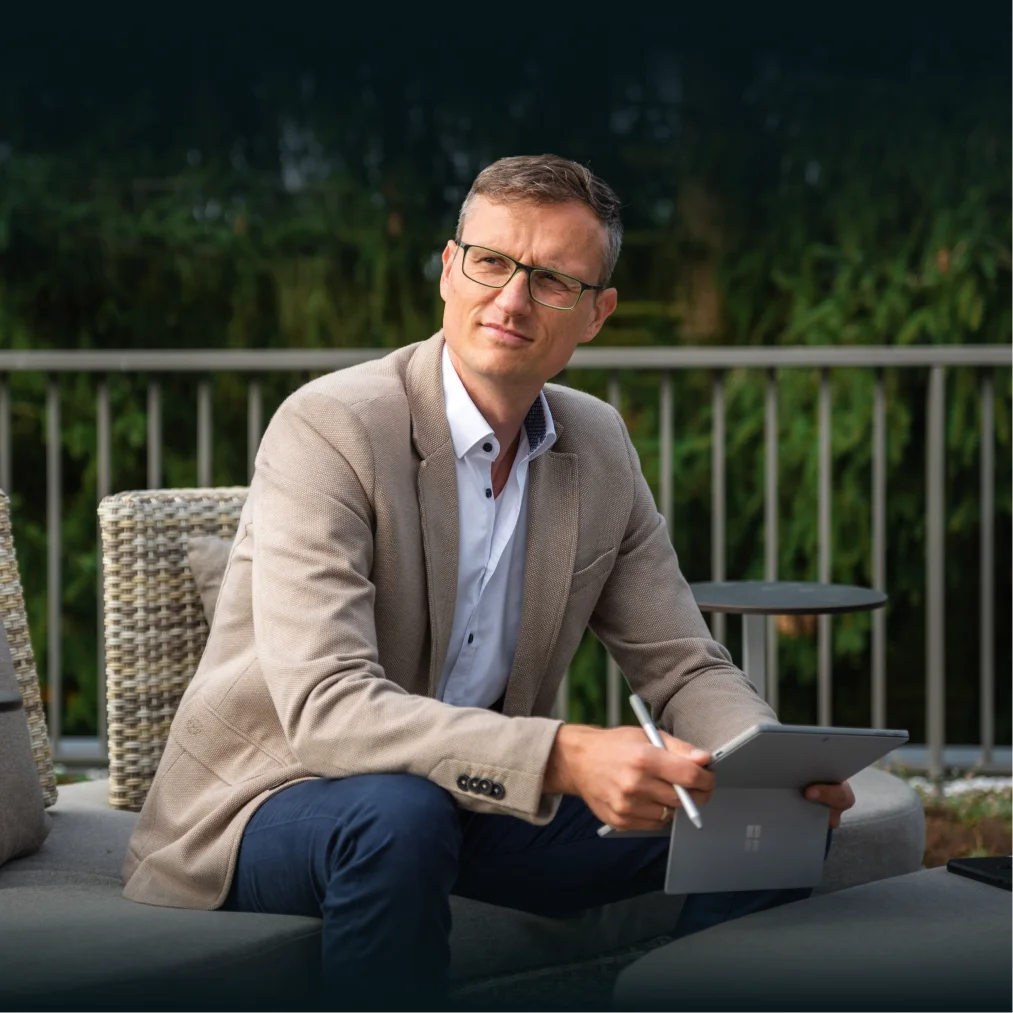 Berater der GKK Steuerberatung mit Tablet auf einer Terrasse