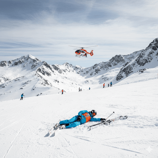 Een skiër liggend in de sneeuw
