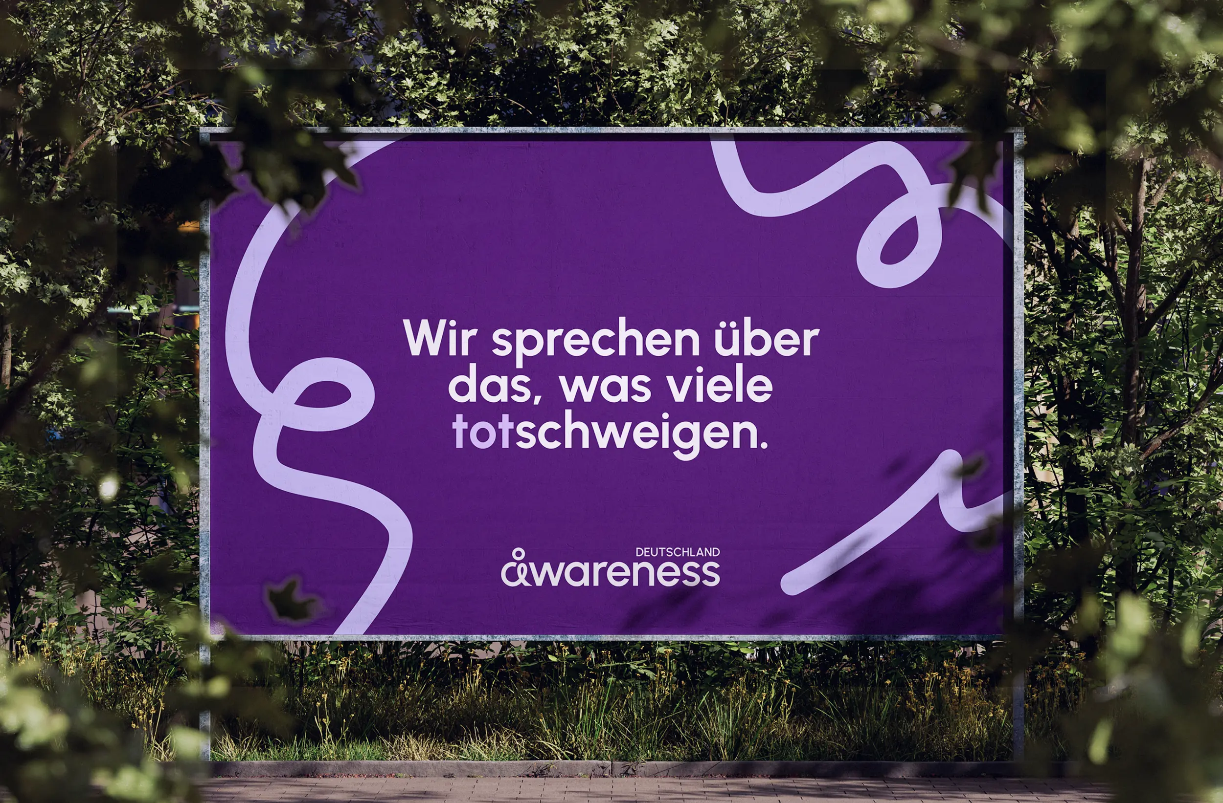 Plakat in grüner Parklandschaft: „Wir sprechen über das, was viele totschweigen.“ mit Logo awareness DEUTSCHLAND.