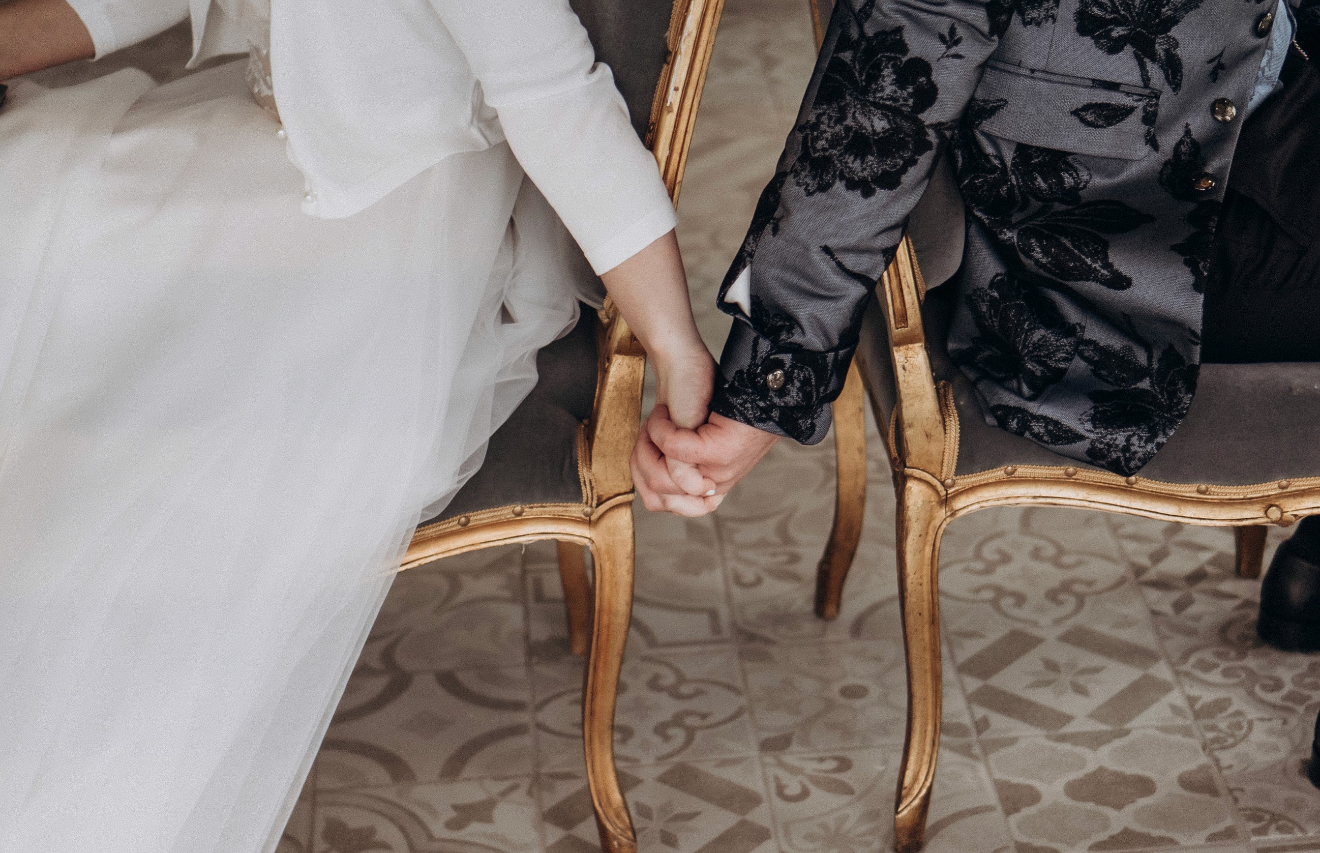 Detailaufnahme Hochzeitsfotografie in Bogen, Niederbayern – Braut und Bräutigam halten sich an den Händen.