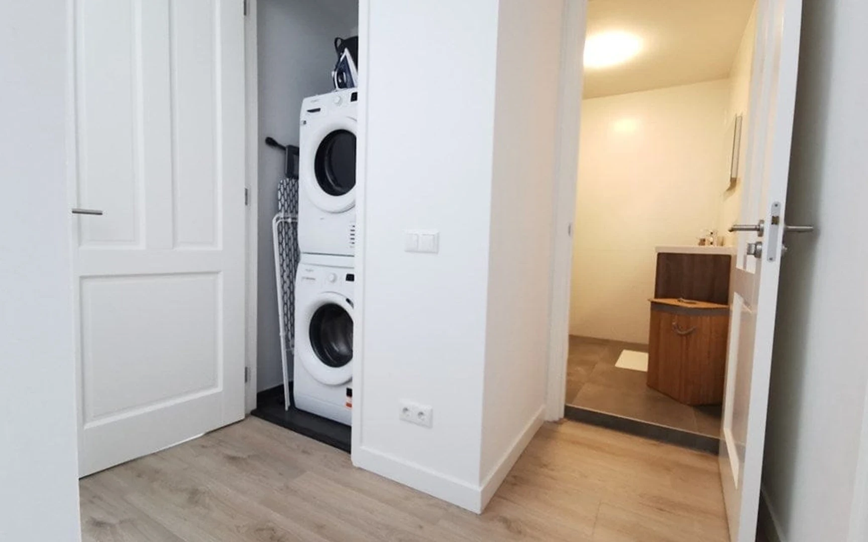 Niche arrondie avec buffet bois et plante — finition décorative intérieure.