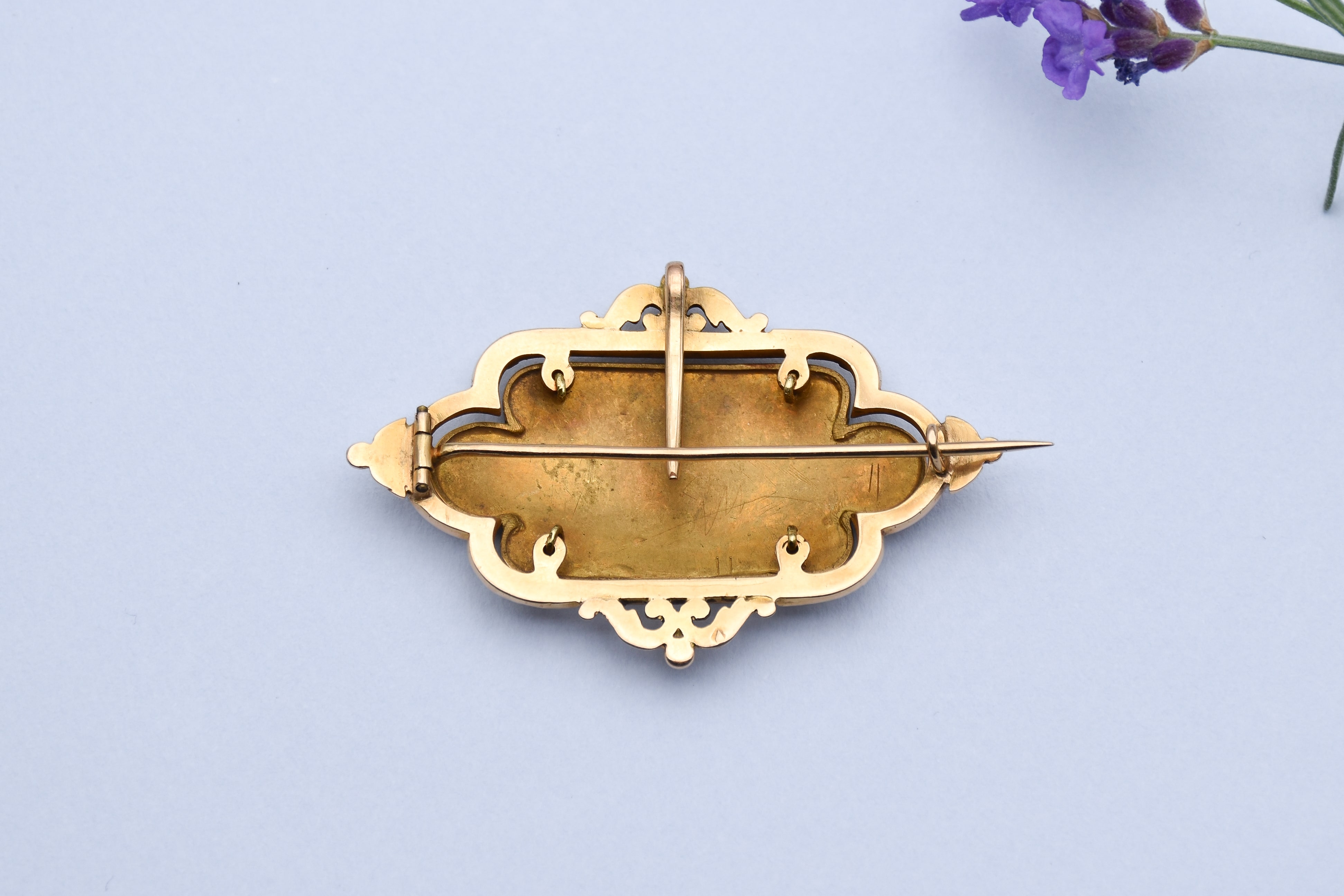 Vue arrière d'une broche pendentif en émail polychrome à décor floral