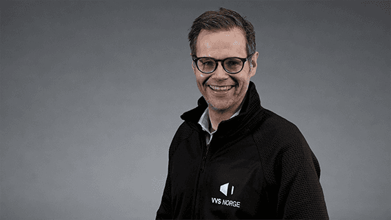 Kristian Reistadbakken adm.dir. VVS Norge i sort skjorte med VVS Norge logo