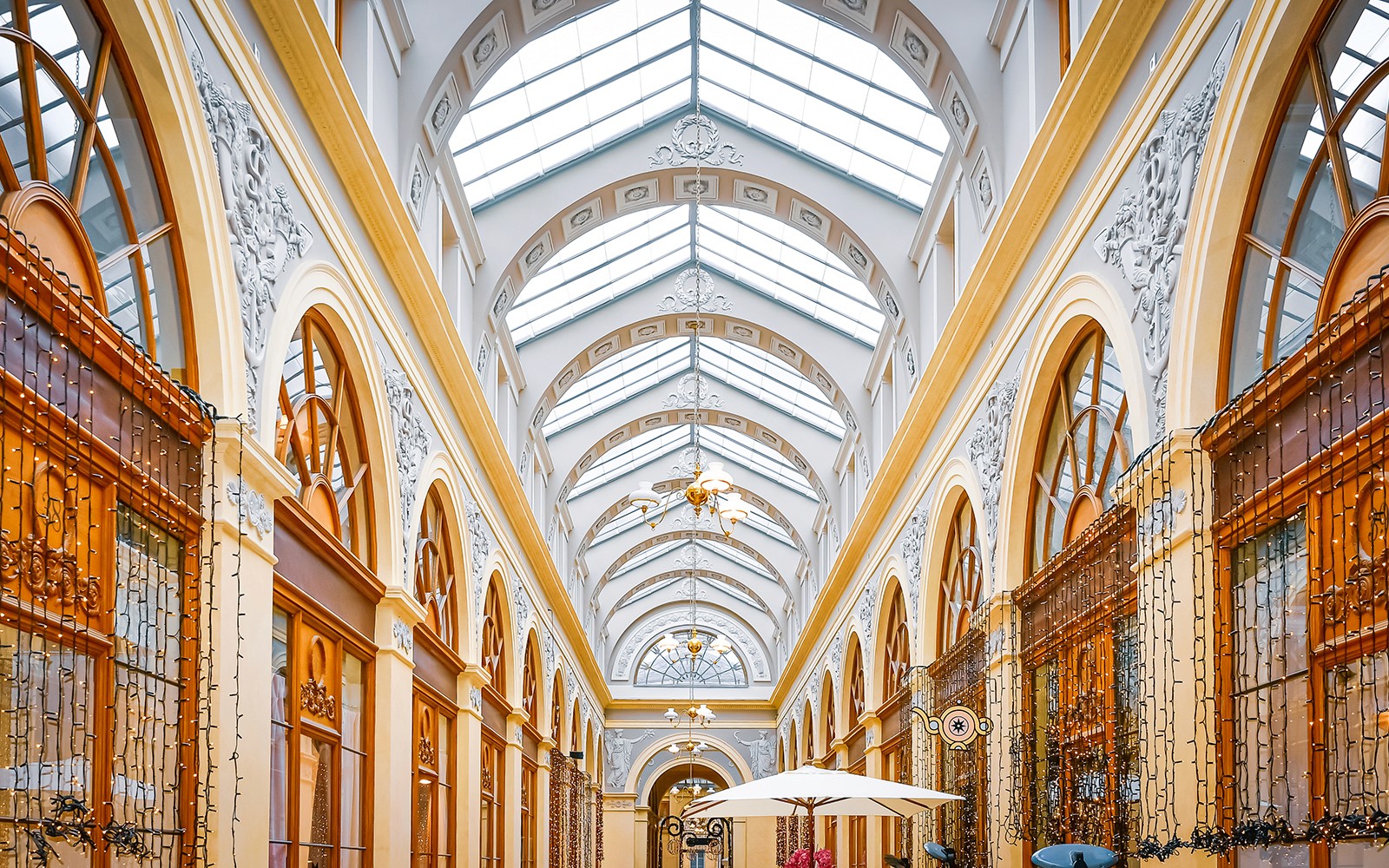 Passage couvert avec des arches ornées et un plafond en verre à Paris.