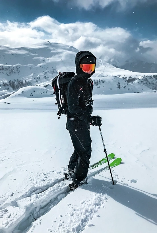 Homme avec skis loués sur jam